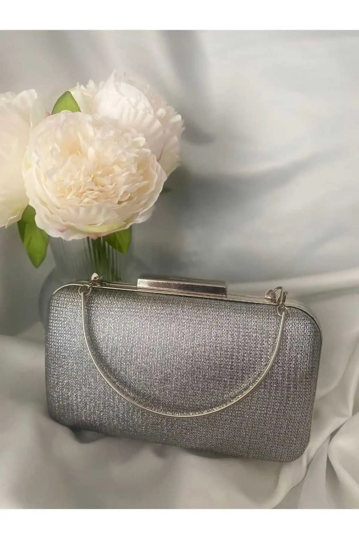 Lowell Home Kumaş ve Nazart Kadın Saten Clutch Karşılaştırması: Hangi Çanta Sizin İçin Uygun 1