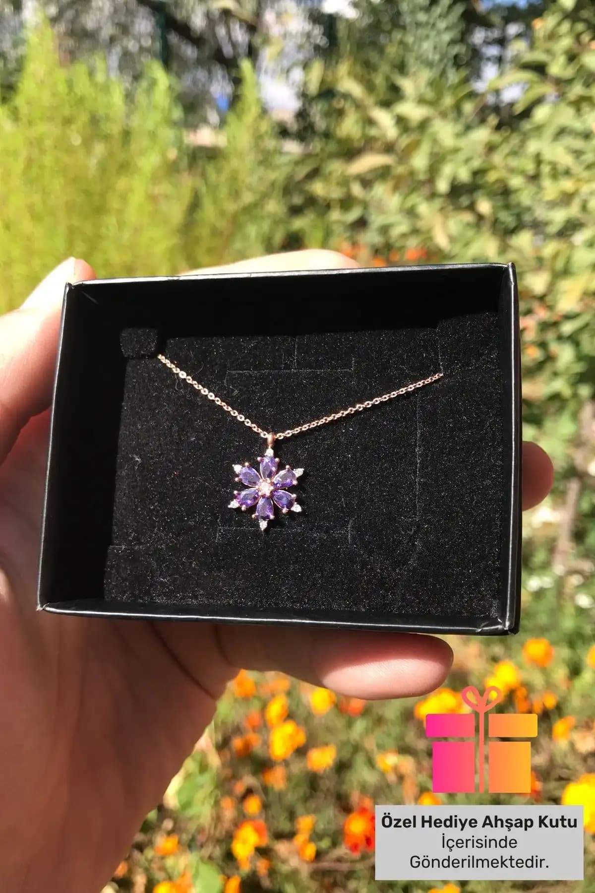Lucente Jewellery Mor Lotus Çiçekli Gümüş Kolye Zarif ve Şık Tasarımıyla Öne Çıkıyor
