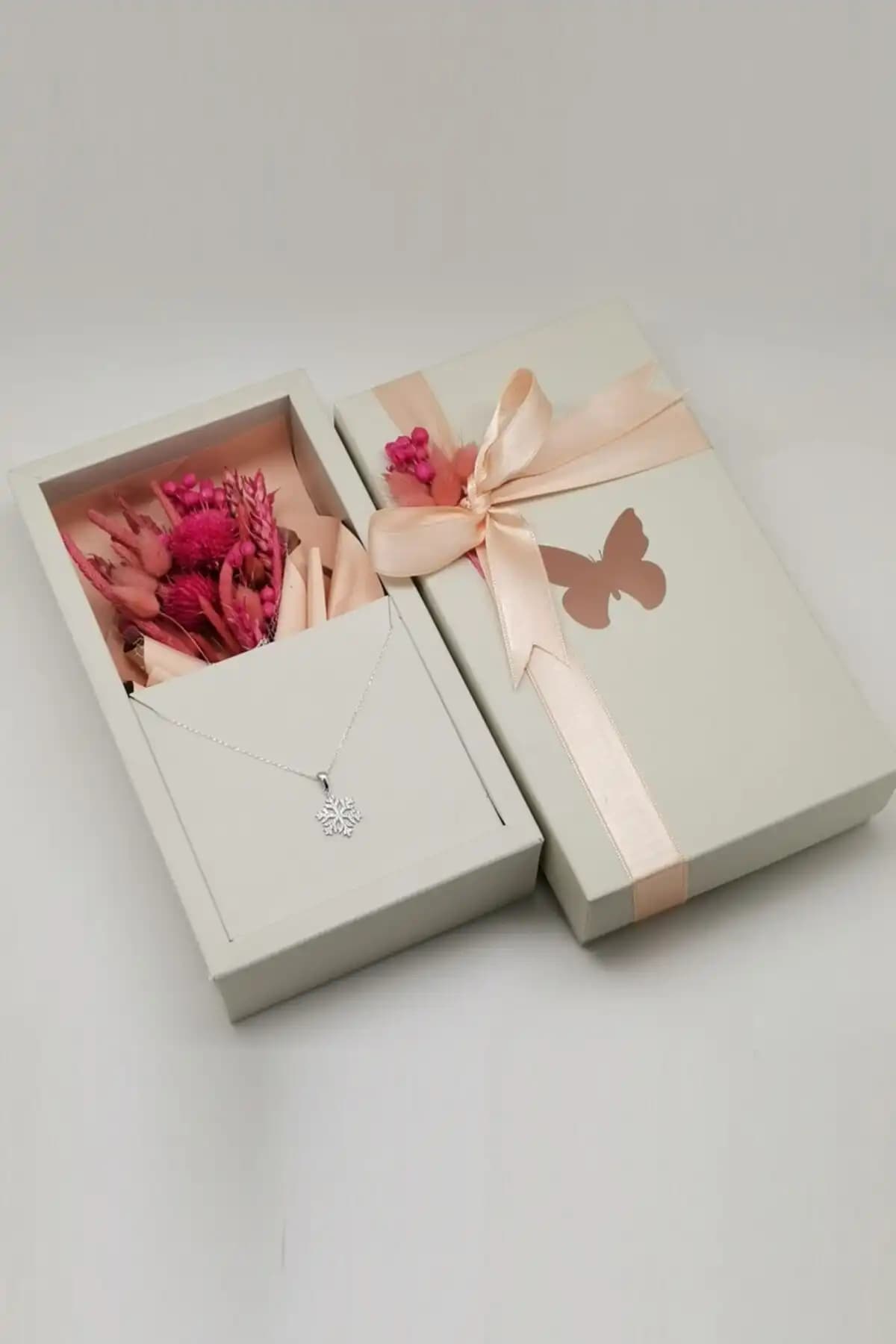 Lucente Jewellery ve MAGNAMINA Karşılaştırması: Yılbaşı İçin En İdeal Gümüş Kolye Seçenekleri 2