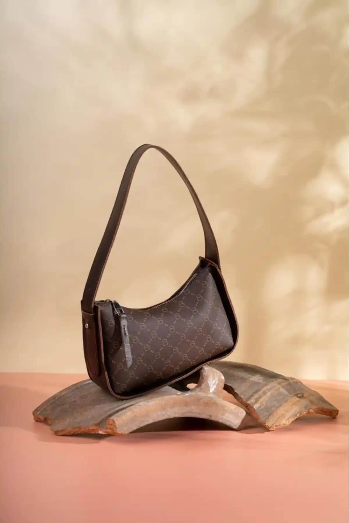 Lucky Bees Desenli Baget Kadın El ve Omuz Çantası Şık ve Dayanıklı Tasarım Özellikleri