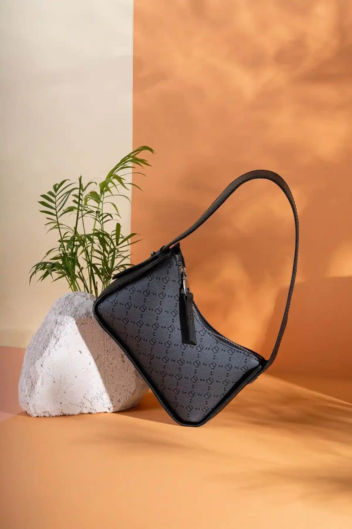 Lucky Bees Desenli Kadın Baget Çantası: Şıklık ve Fonksiyonellik Bir Arada