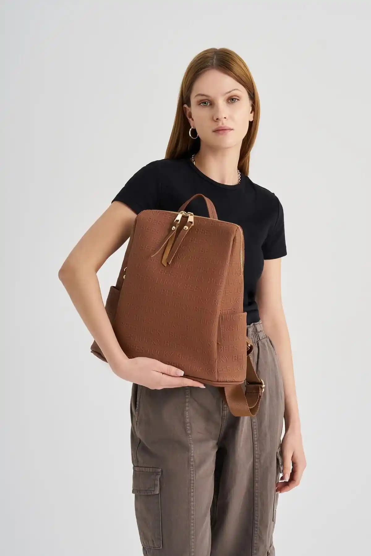 Lucky Bees Desenli Kadın Büyük Boy Sırt Çantası Şıklık ve Fonksiyonellik Bir Arada