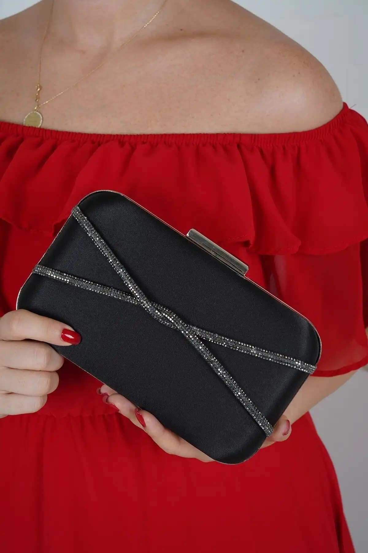 LULE BAGS ve PARKTAN Yakamoz Siyah Abiye Çantaları Karşılaştırması 1
