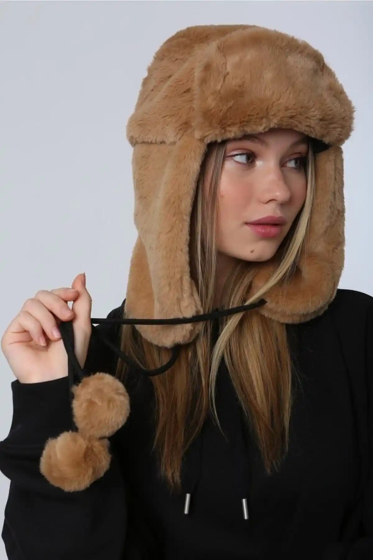 Luminos Kadın Camel Ponponlu Kürklü Peluş Şapka - Sıcak ve Şık Kış Aksesuarı