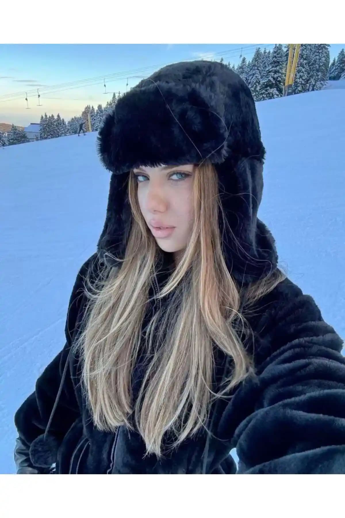 Luminos Kadın Siyah Ponponlu Kürklü Kulaklıklı Peluş Şapka - Estetik ve Konforlu Kış Aksesuarı