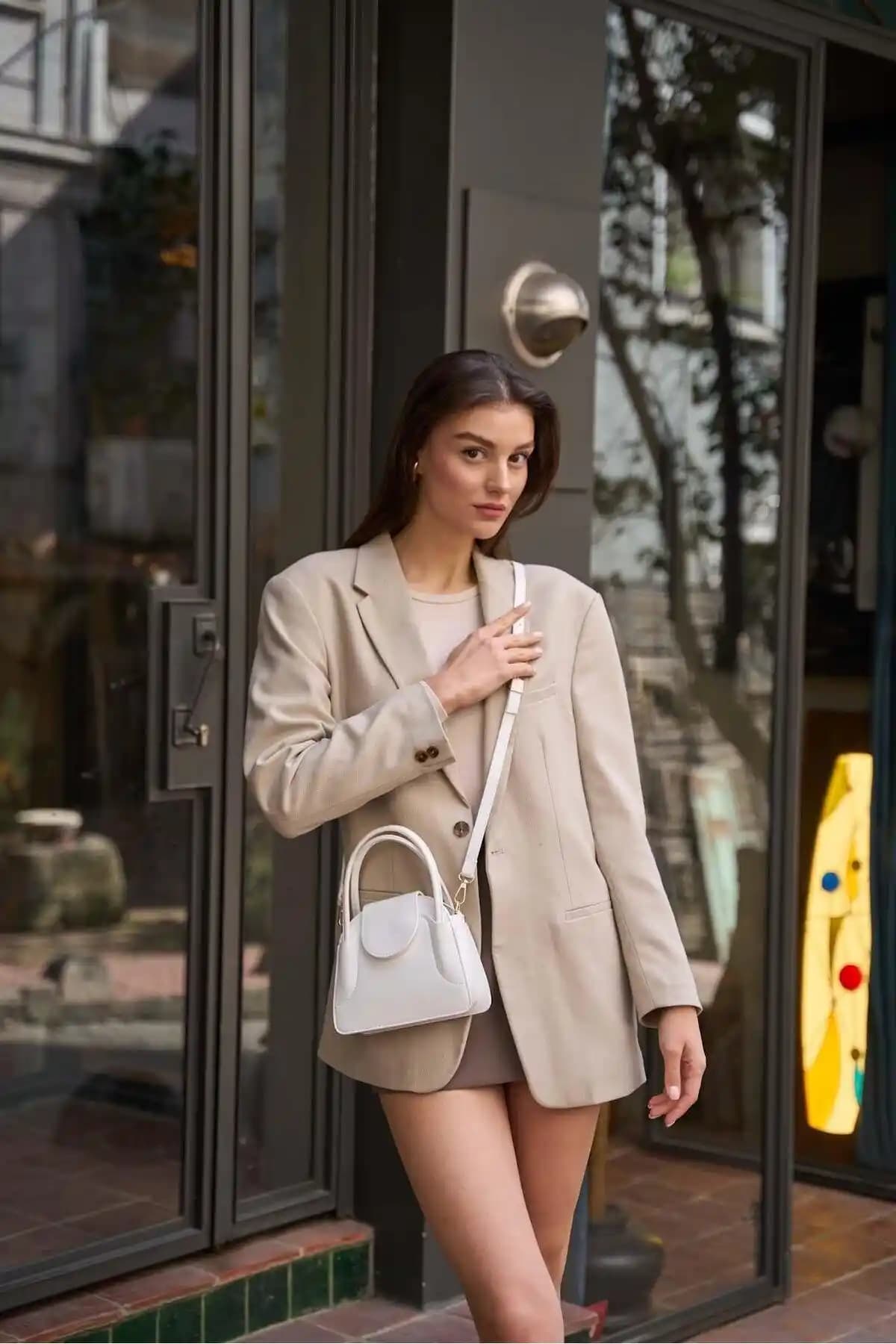 Madamra Beyaz Kadın Kapaklı Mini City Çanta: Şıklık ve Fonksiyonellik Bir Arada