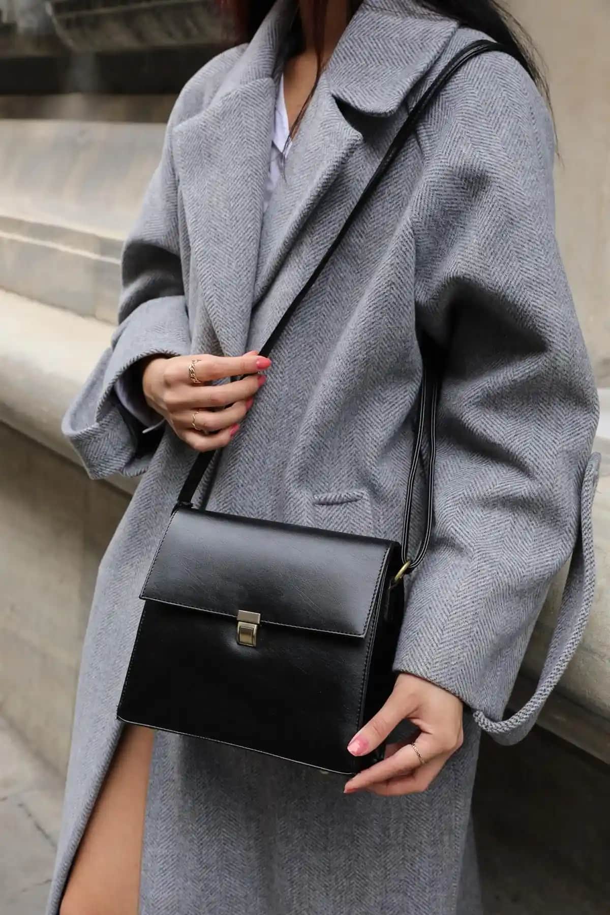 Madamra Siyah Kadın Vintage Tasarım Çanta Modern ve Şık Bir Aksesuar