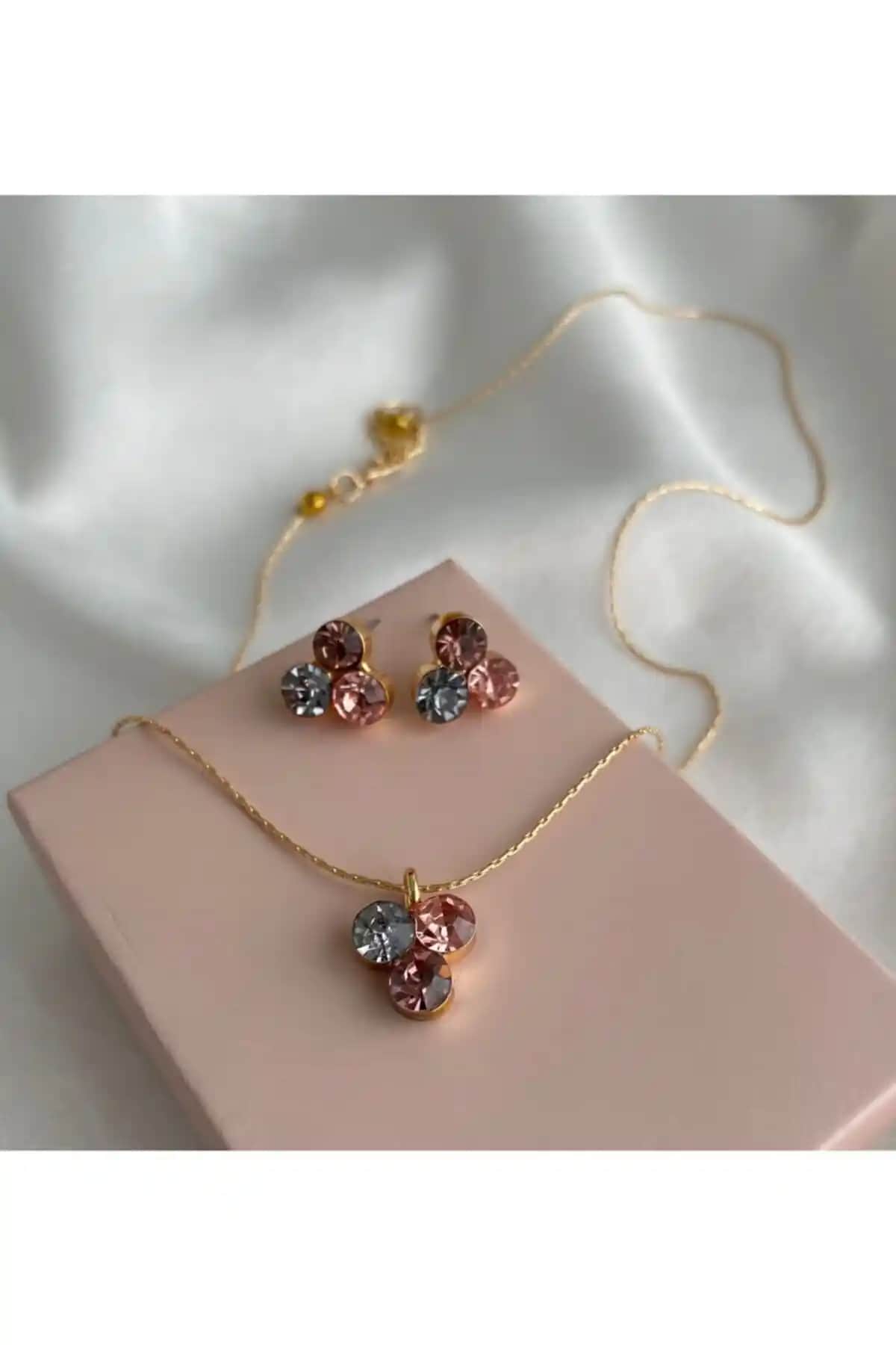 MagicStone Renkli Taşlı Kolye ve Küpe Seti Şıklık ve Zarafetin Modern Buluşması