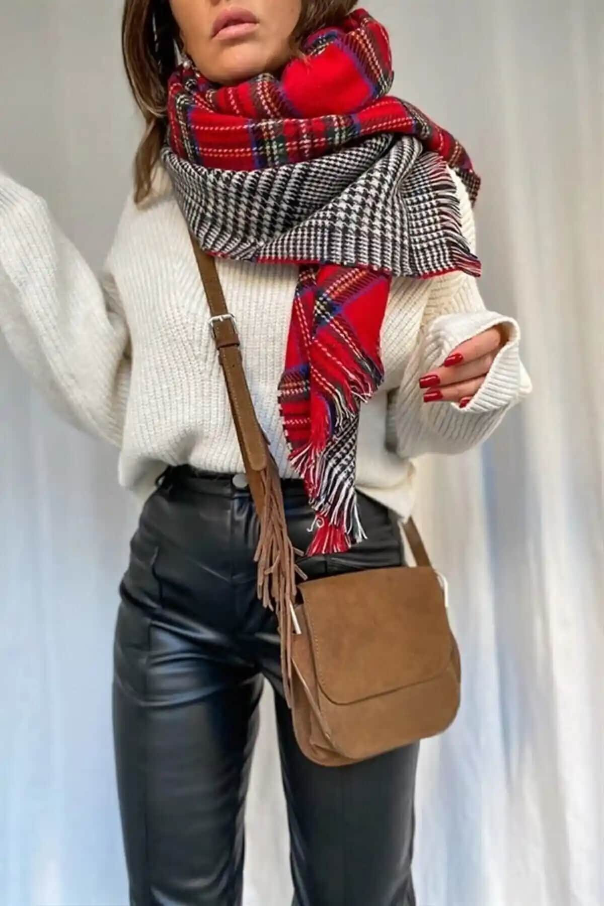 Makro Optik Çift Taraflı Yumuşak Dokulu Şal Atkı Klasik Kırmızı Renk ve Modern Tasarım