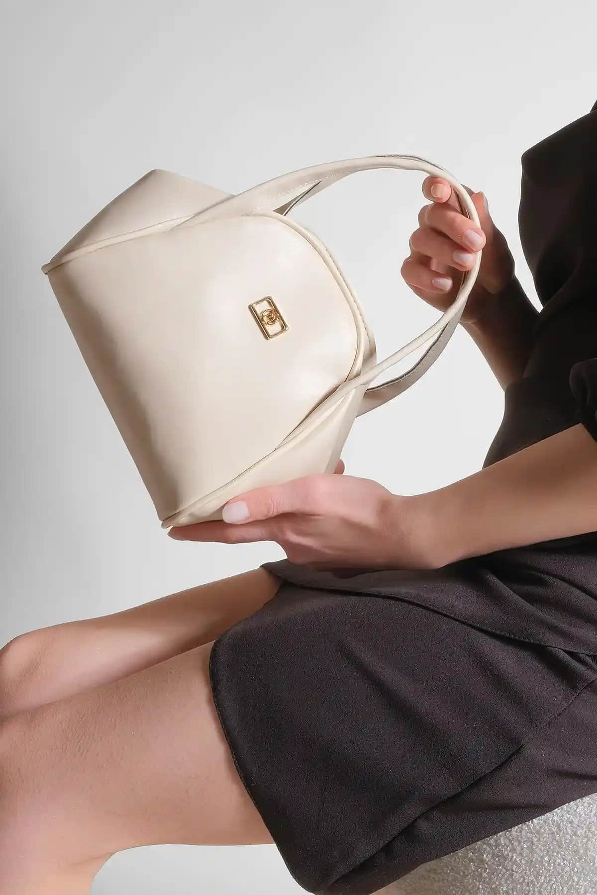 Marjin Erges Bej El ve Omuz Çantası: Şık ve Fonksiyonel Minimal Tasarım