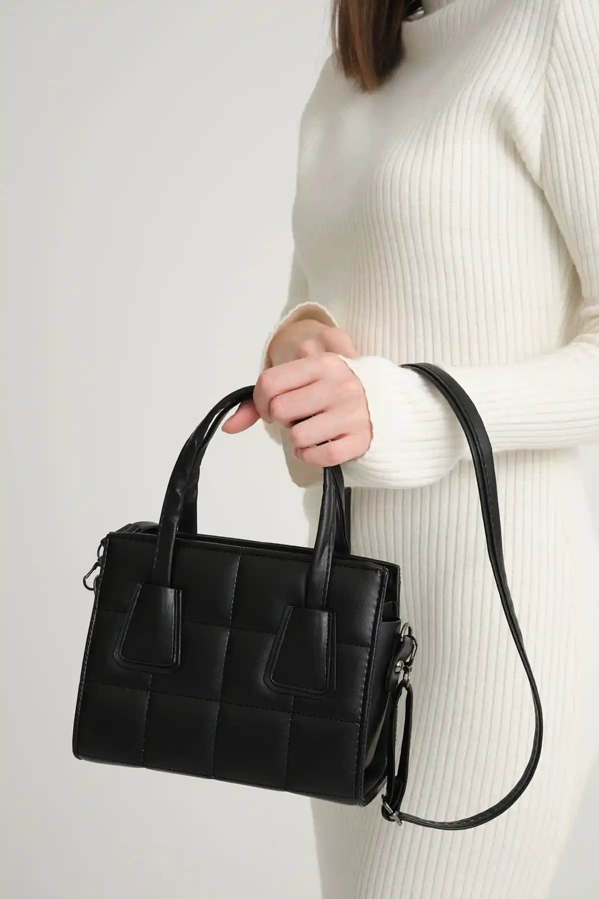 Markasarayı Siyah Nakışlı Suni Deri El ve Omuz Çantası - Şık ve Dayanıklı Günlük Kullanım Ürünü