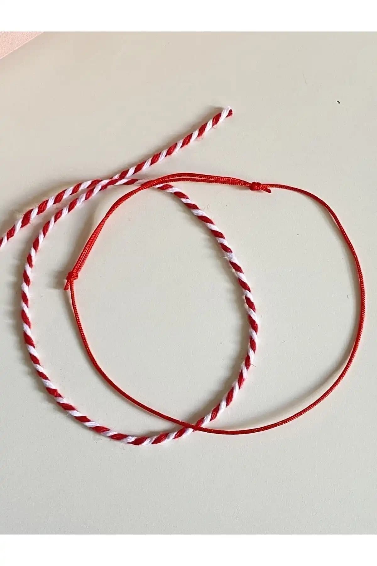 Marteniçka Kırmızı Beyaz İp Bileklikleri Karşılaştırması ve Seçim Rehberi