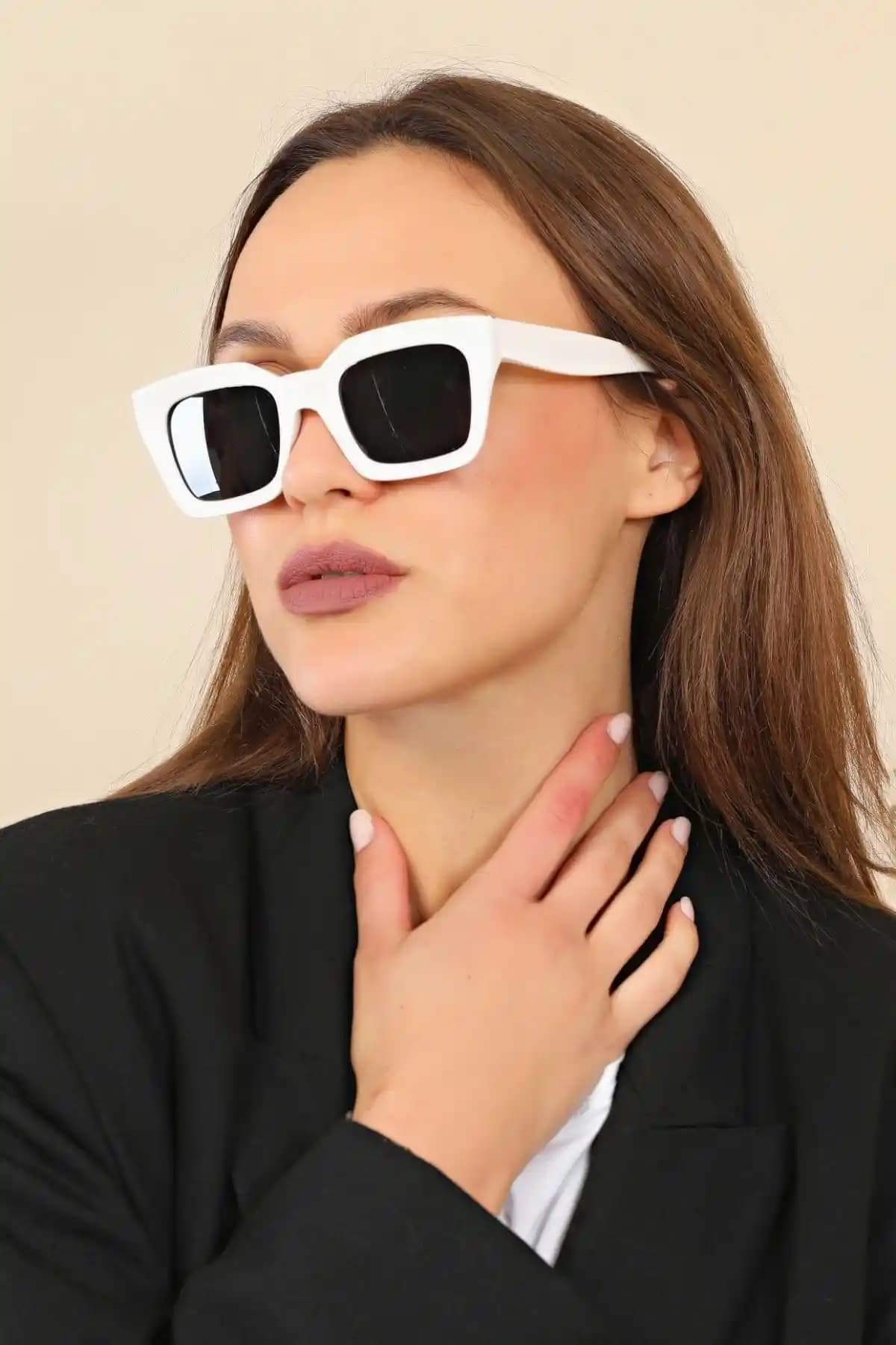 Mathilda Mia Kalın Çerçeveli Tasarım Gözlükleri: Şıklık ve Koruma Bir Arada