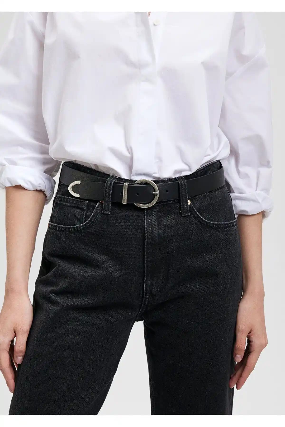 Mavi Metal Tokalı Siyah Suni Deri Kemer: Modern ve Dayanıklı Kadın Aksesuarı