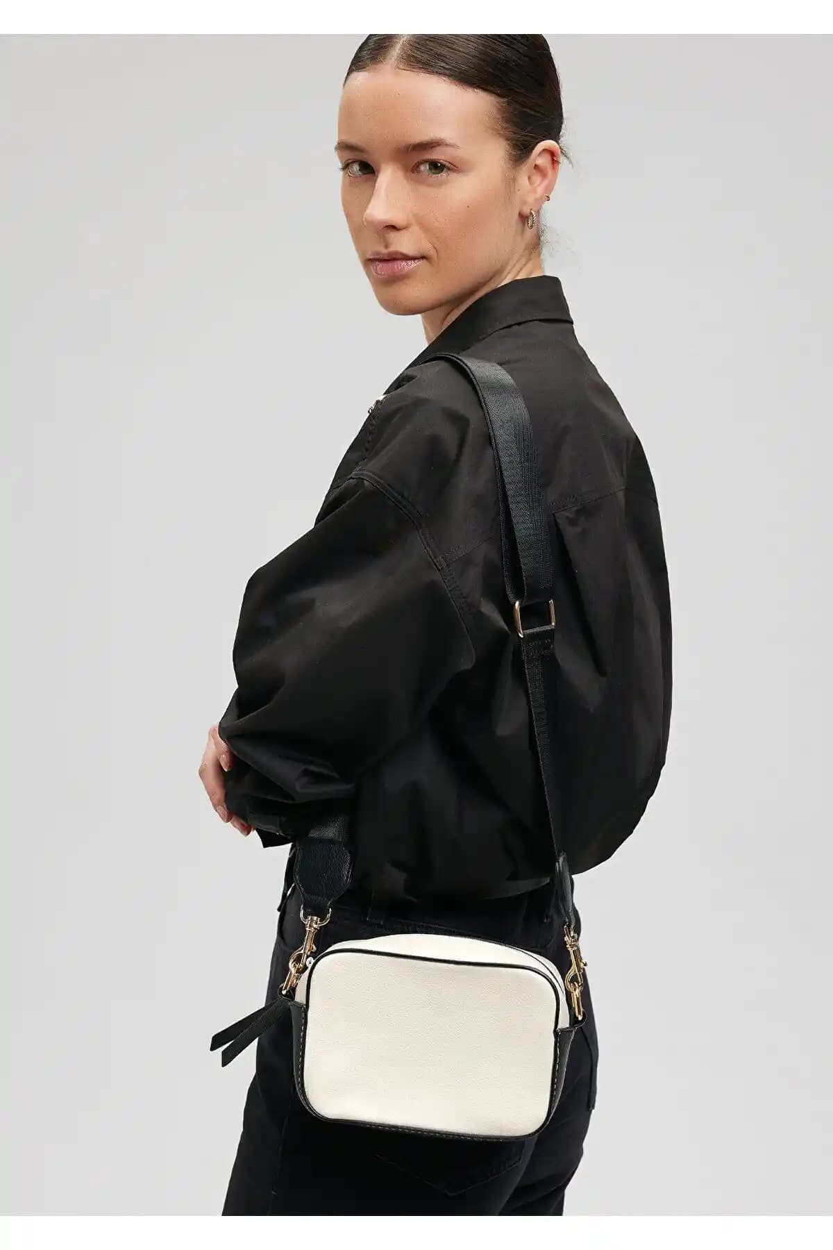 Mavi Siyah Askılı Beyaz Çapraz Çanta Günlük Kullanım ve Şıklık İçin Uygun Tasarım