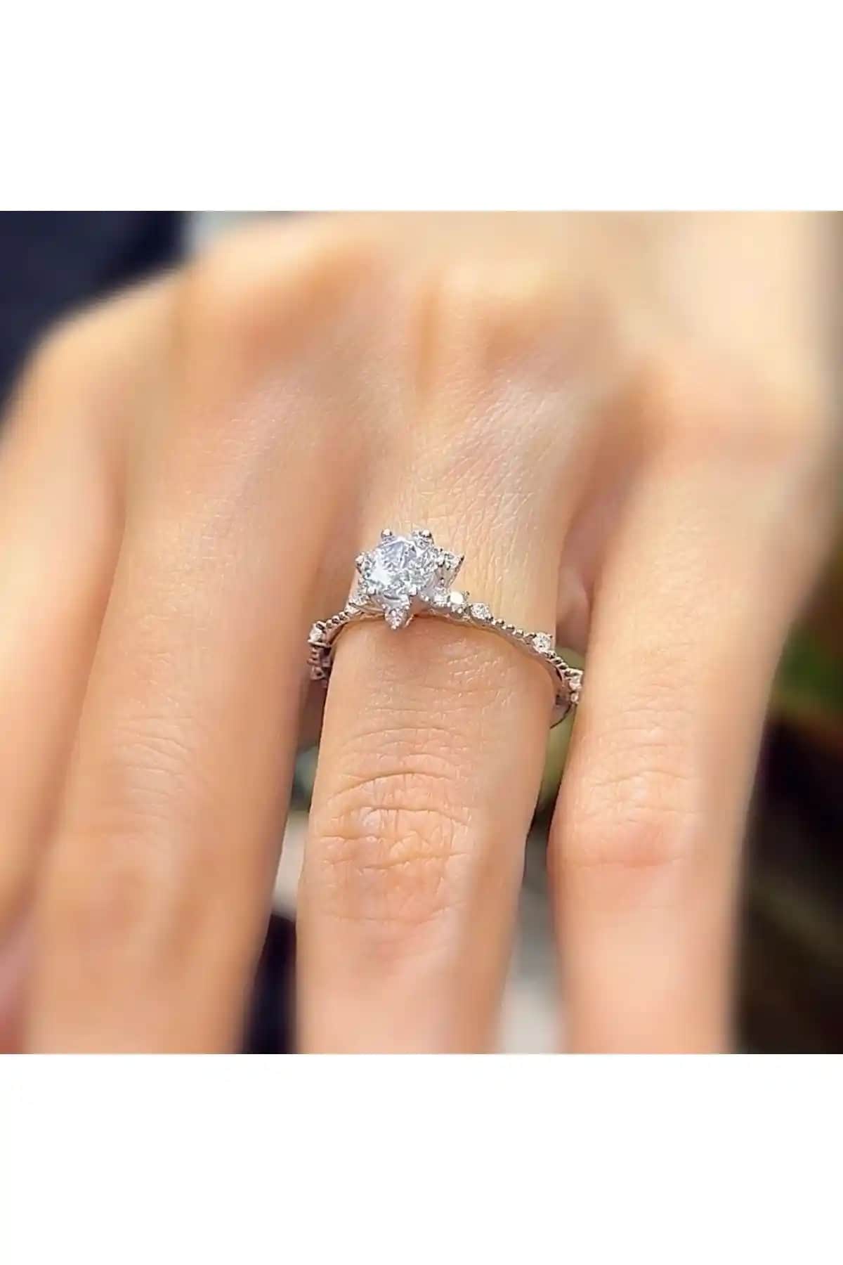 Mia Vento Güçlü Pırlanta Montür Aşk Güneşi Yüzük: Zarif ve Anlamlı Takı Tasarımı