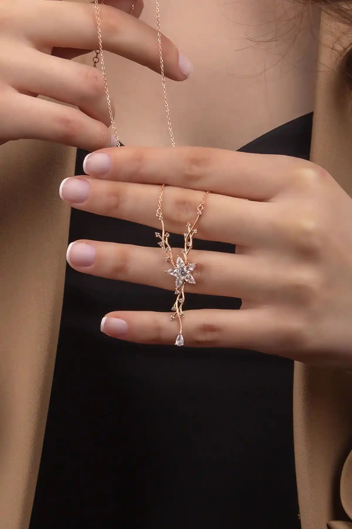 Miavi Silver 925 Ayar Gümüş Sarmaşık ve Nergis Çiçeği Kolye Detayları ve Özellikleri