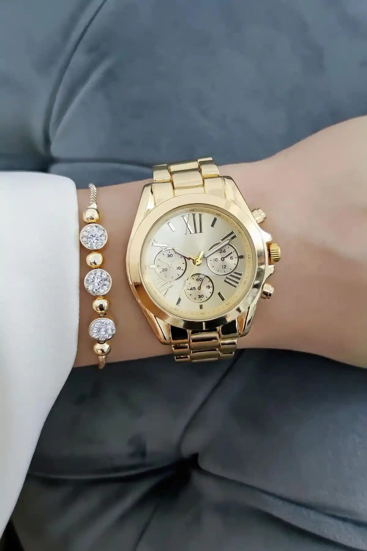 Michael Knight Bileklikli Kol Saati: Şıklık ve Fonksiyonelliğin Modern Buluşması (75-90 karakter)