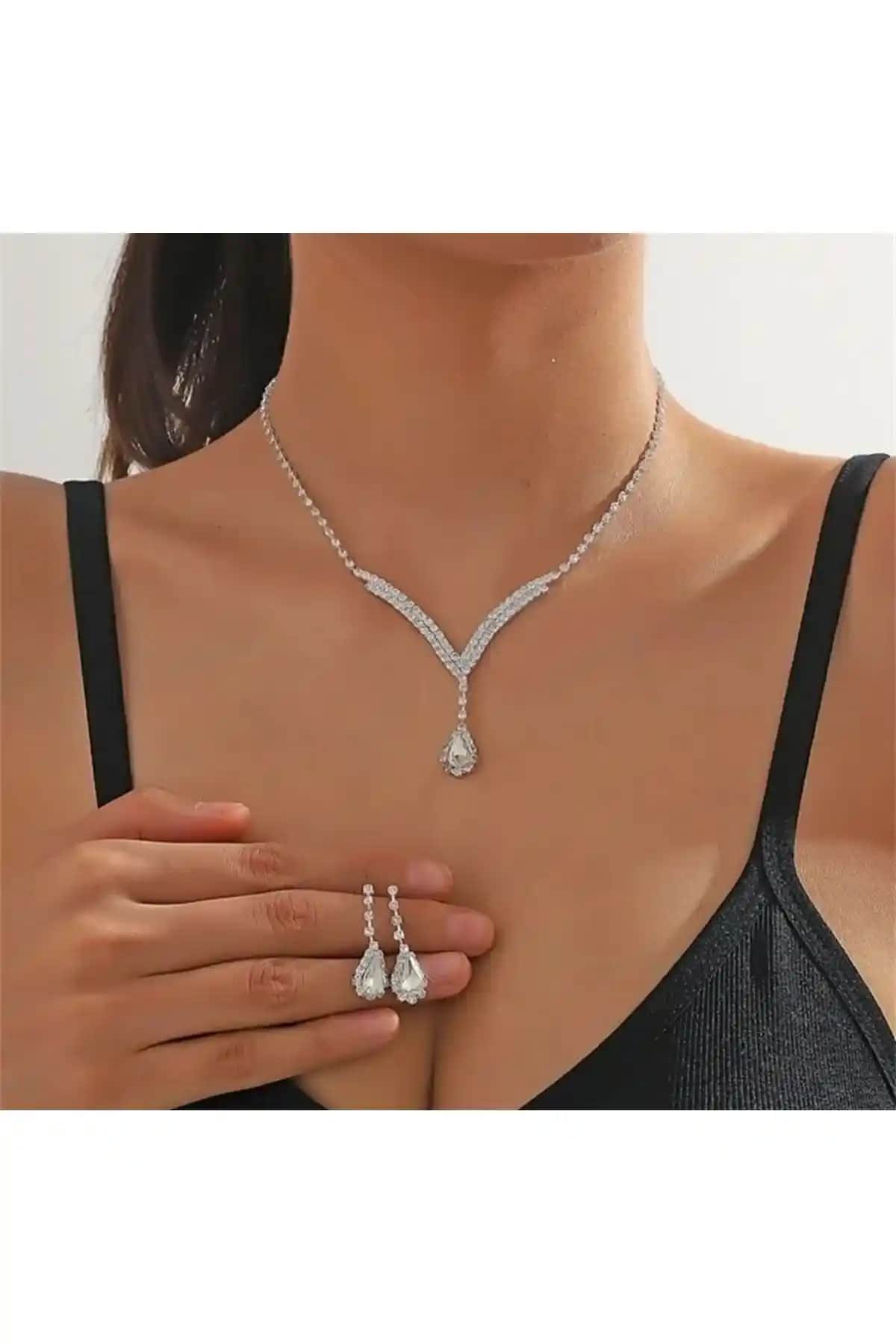 Mihra Kolye ve Küpe Seti: Zarif ve Işıltılı Tasarım ile Günlük ve Özel Kullanım İçin