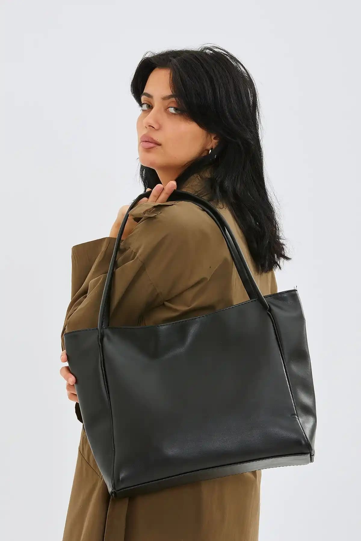 Minebag Salaş Maya Kadın Kol Çantası Siyah: Günlük Kullanım İçin Şık ve Fonksiyonel Tasarım