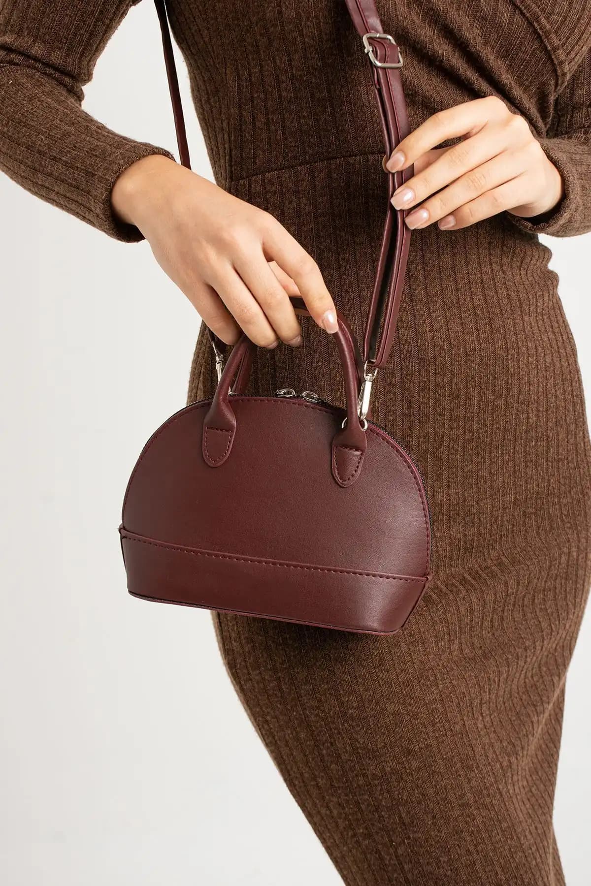 Mini Bordo Çantalar Karşılaştırması: ESTUTE D Model ve Macharel Jeans Çanta Özellikleri 1