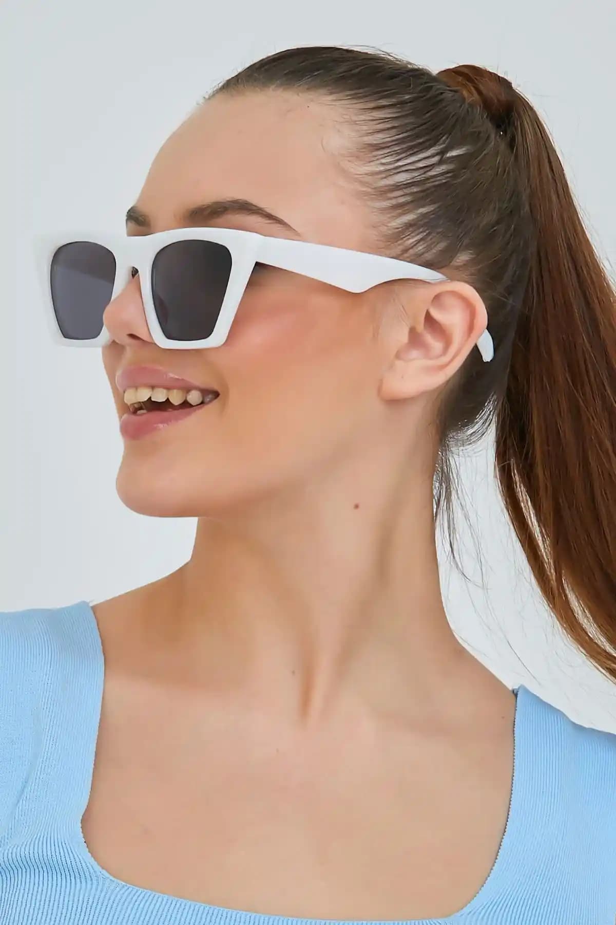 Modalucci Kadın Beyaz Güneş Gözlüğü: Şıklık ve Göz Sağlığını Bir Arada Sunar