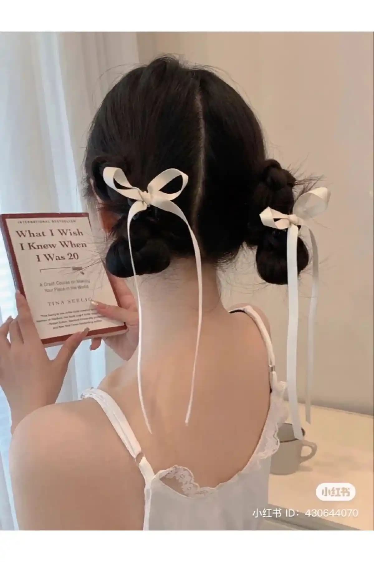 Modernist Beyaz Uzun Kurdele Detaylı Lastik Toka Şık ve Pratik Saç Aksesuarı