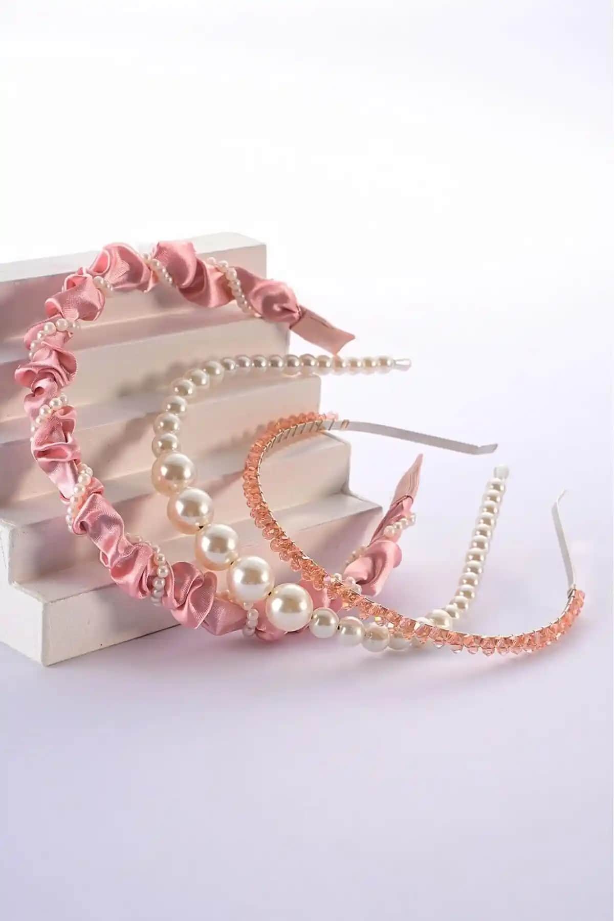 Modernist Pudra Büzgülü Taşlı İncili Taç Seti ile Zarif ve Şık Görünüm