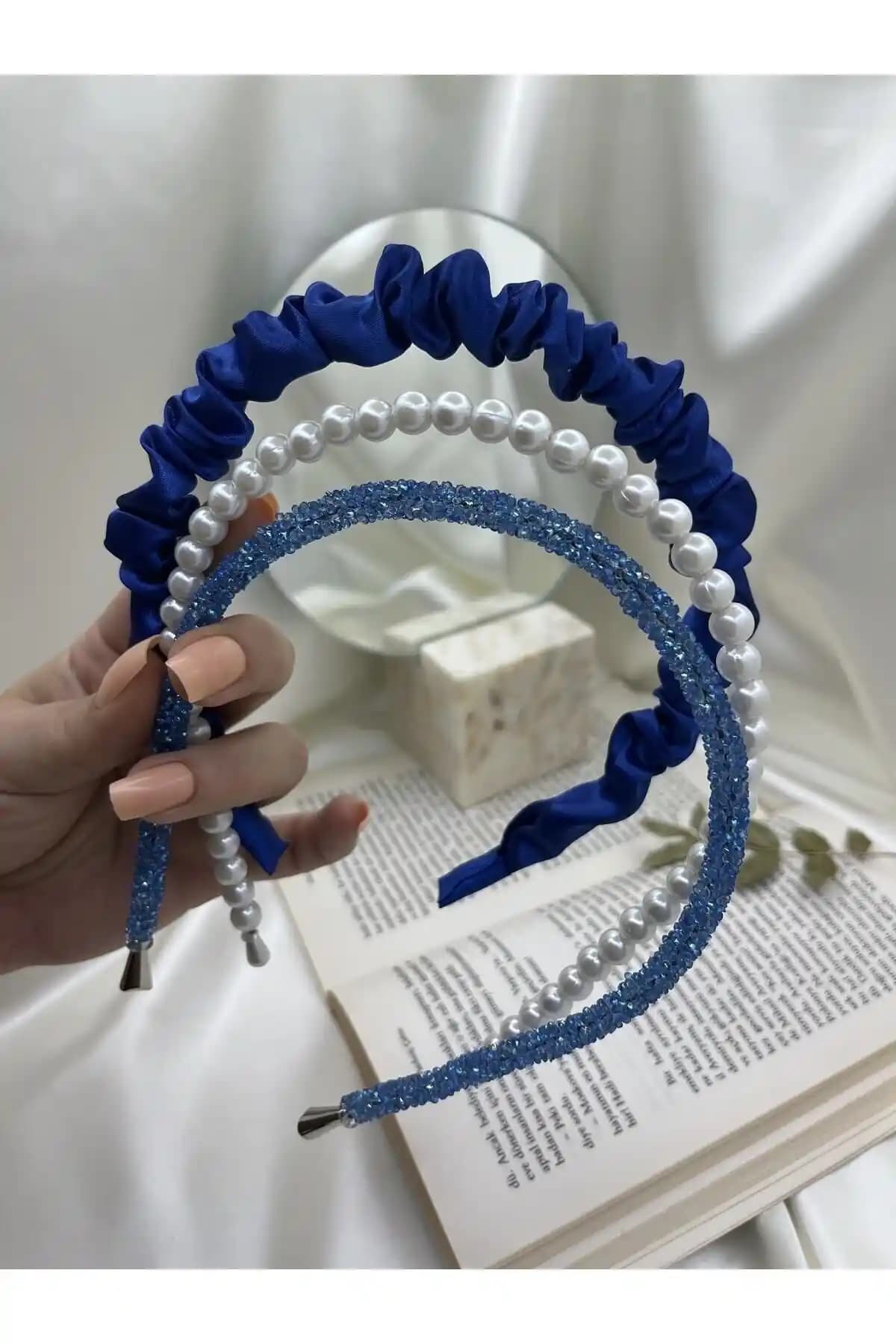 Modernist Saks Büzgülü ve Naz Aksesuar İncili Taç Setleri Karşılaştırması