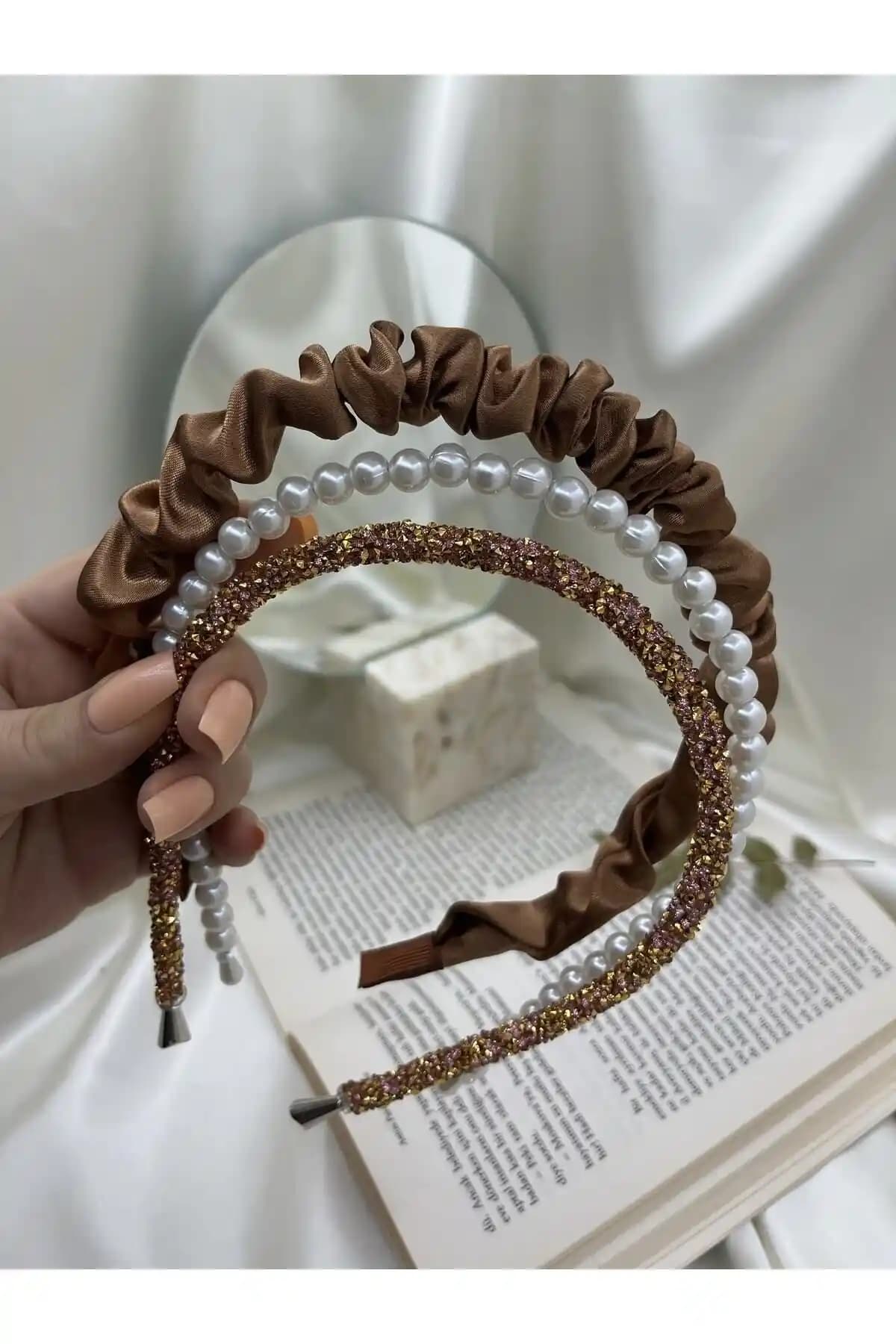 Modernist Taba Büzgülü İnci Taç Seti Şıklık ve Zarafetin Modern Yansıması