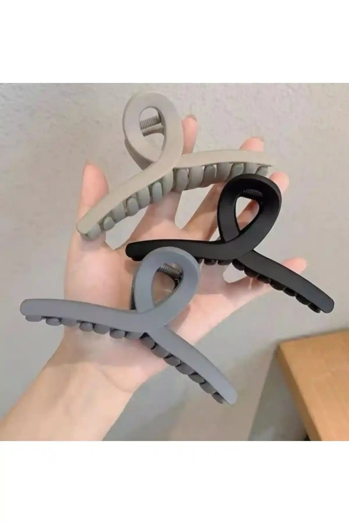 Monalisa Kadın 3'lü Gri Mandal Toka ve 4'lü Renkli Fiyonk Toka Setlerinin Karşılaştırması