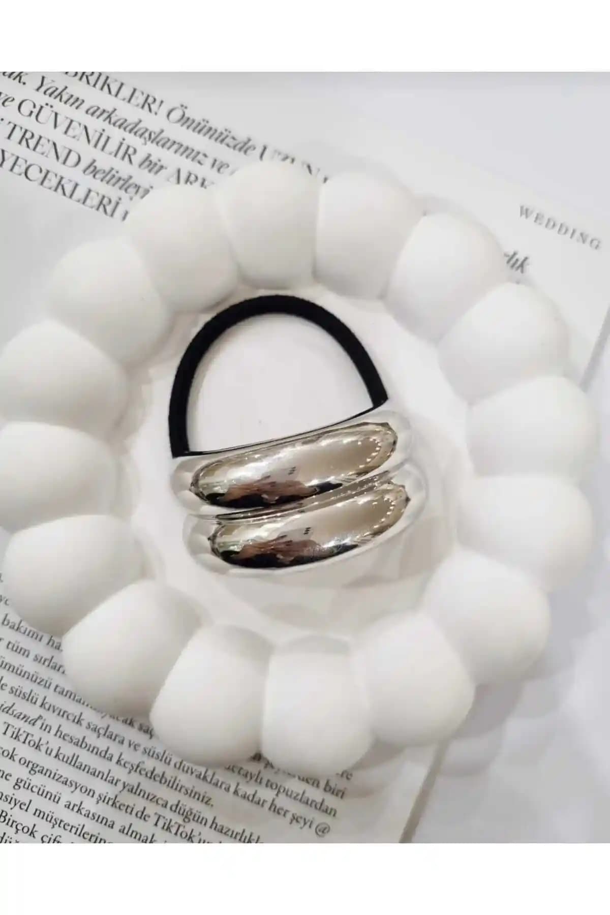 Monalisa Kadın Gümüş Lastik Toka: Zarif ve Kullanışlı Modern Saç Aksesuarı