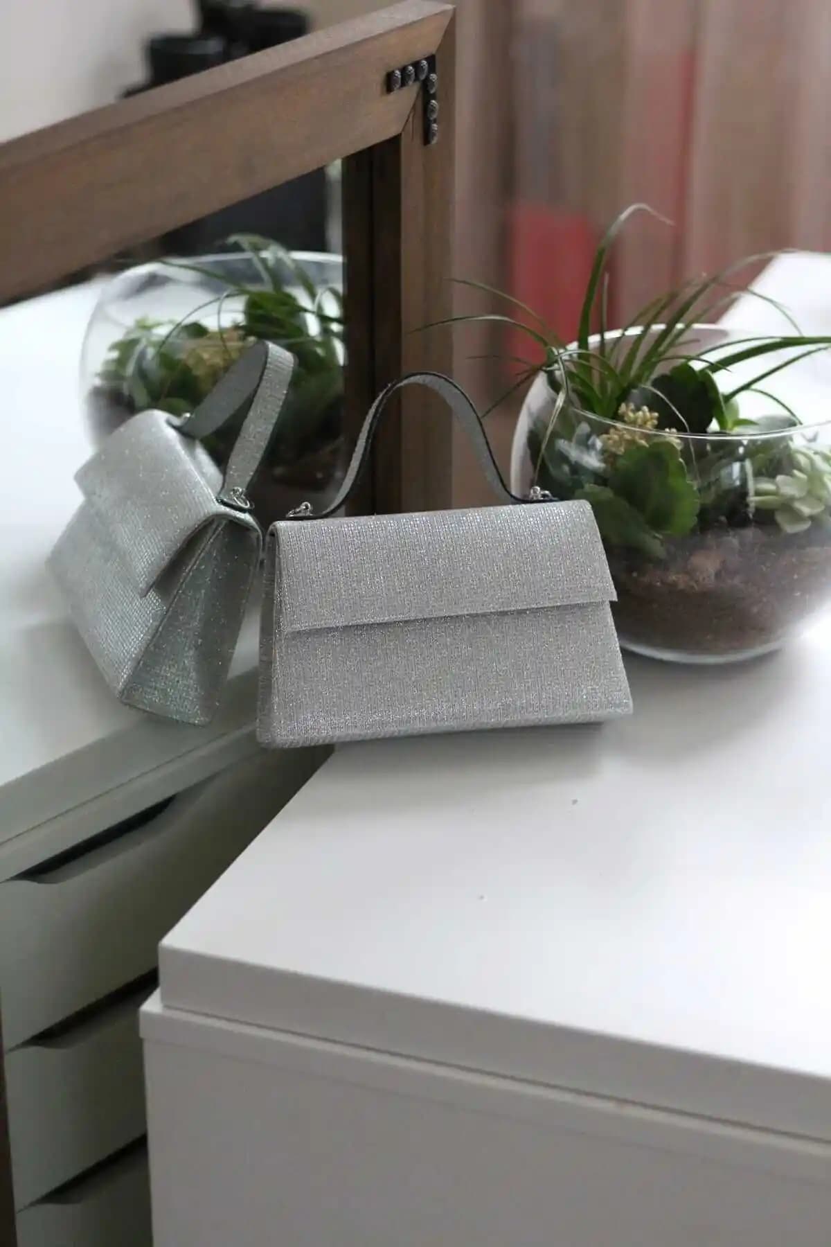 Moom Bag Kadın Güçlü Simli Abiye Omuz Çantası Şıklık ve Zarafetin Modern Buluşması