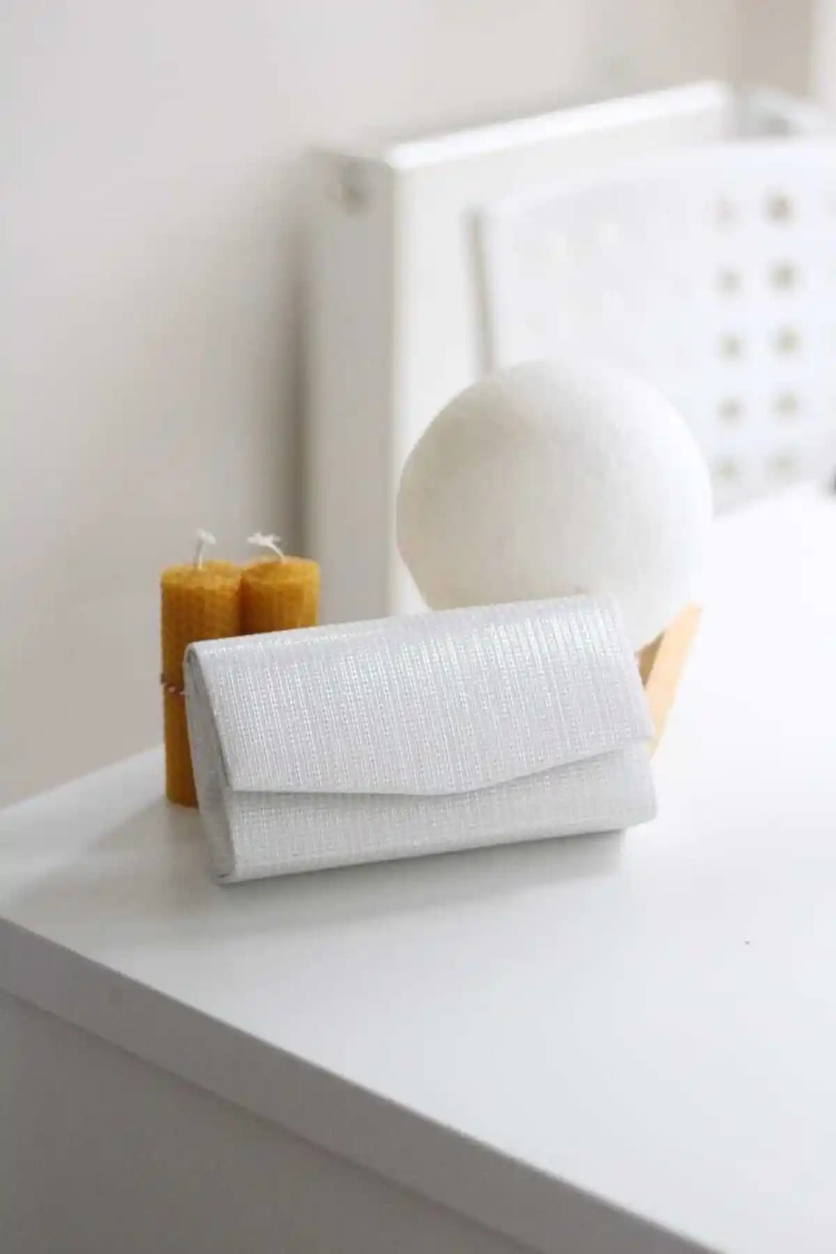 Moom Bag Kadın Simli Beyaz Mini Kutu Omuz Çantası: Şık ve Zarif Gece Aksesuarı