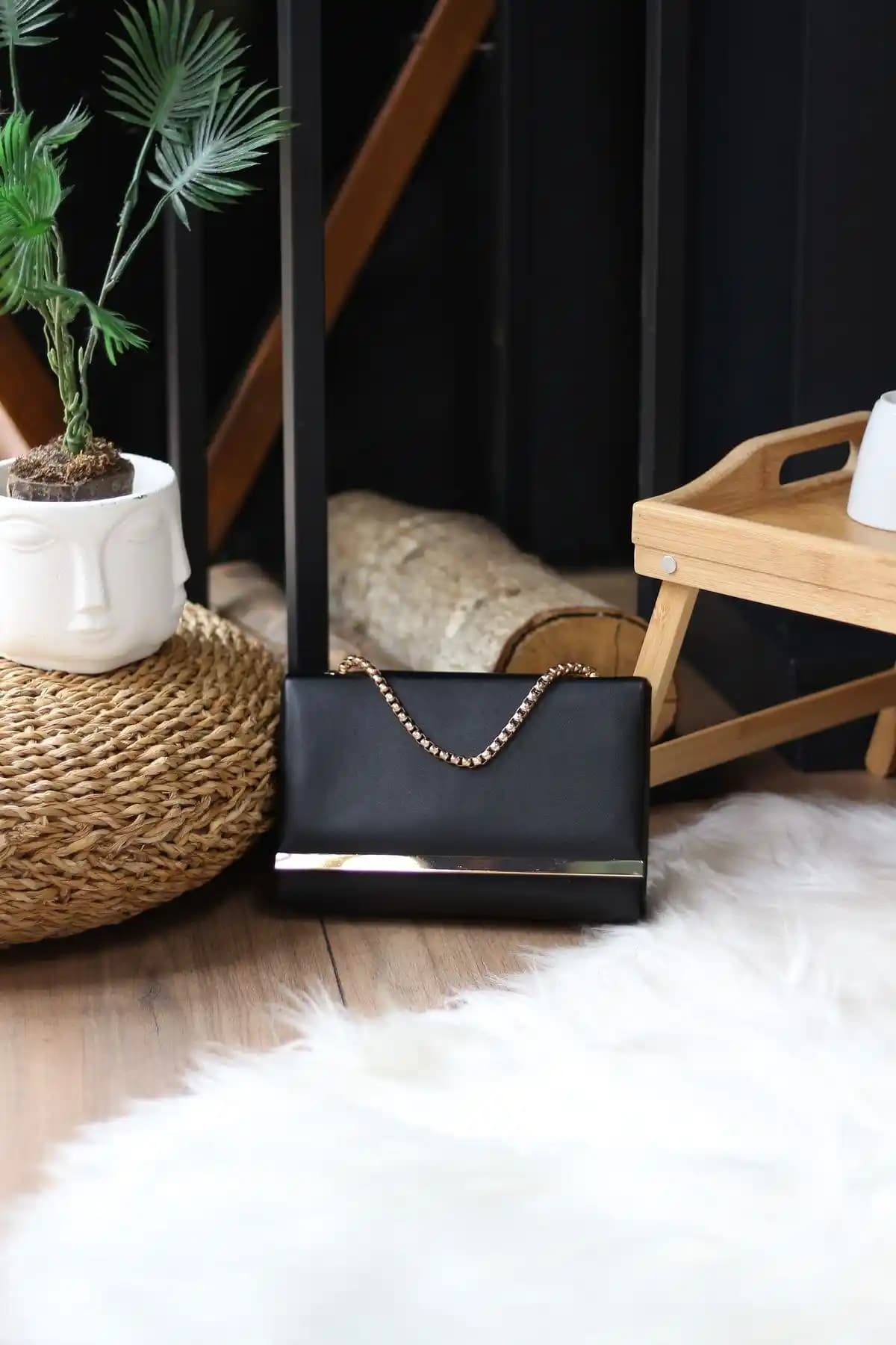 Moom Bag Kadın Siyah Zincirli Omuz Çantası Şık ve Çok Yönlü Tasarım