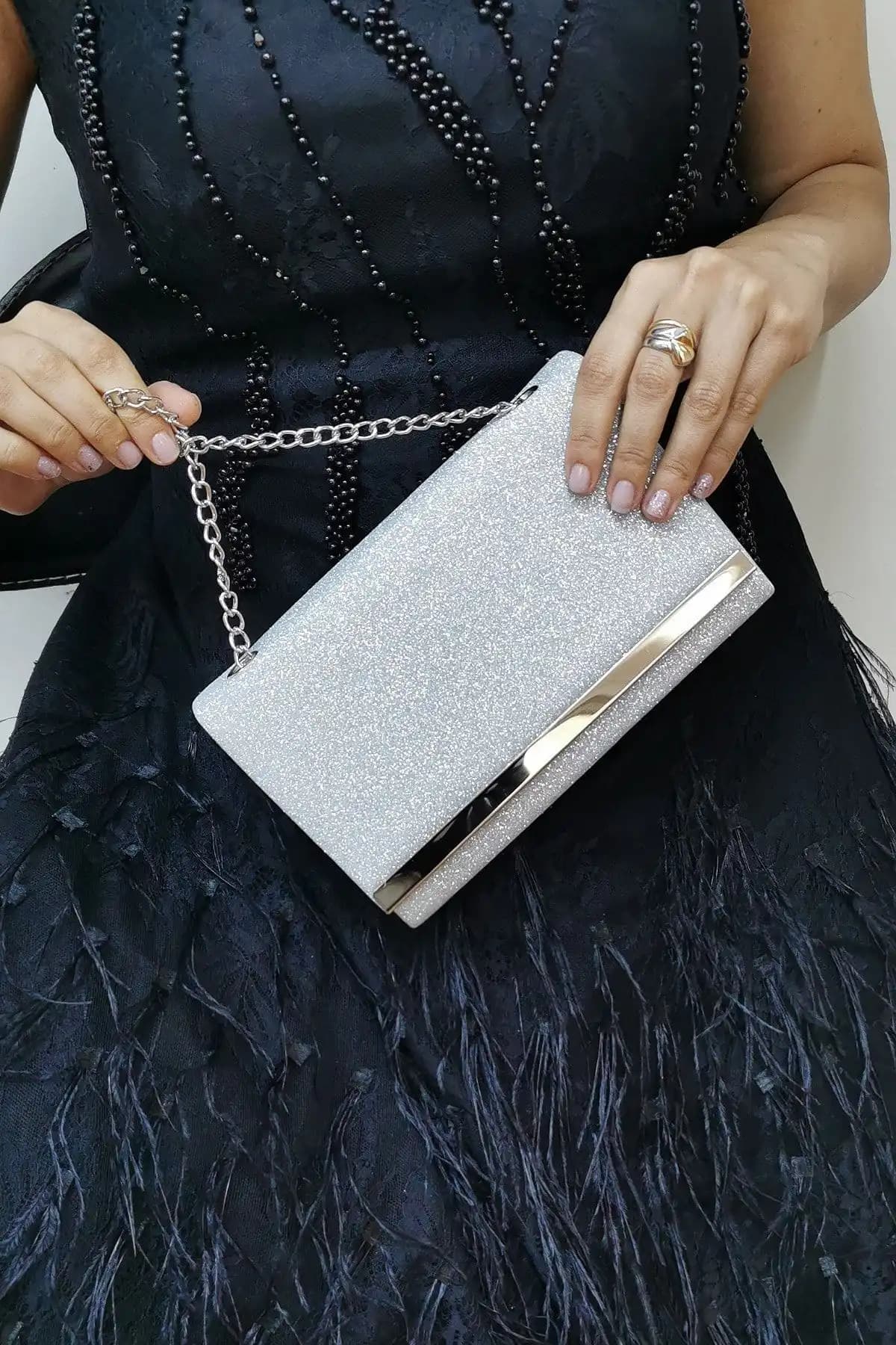 Moom Bag Kan Nude ve NAZART Cupra Gümüş Abiye Çantaları Karşılaştırması 2