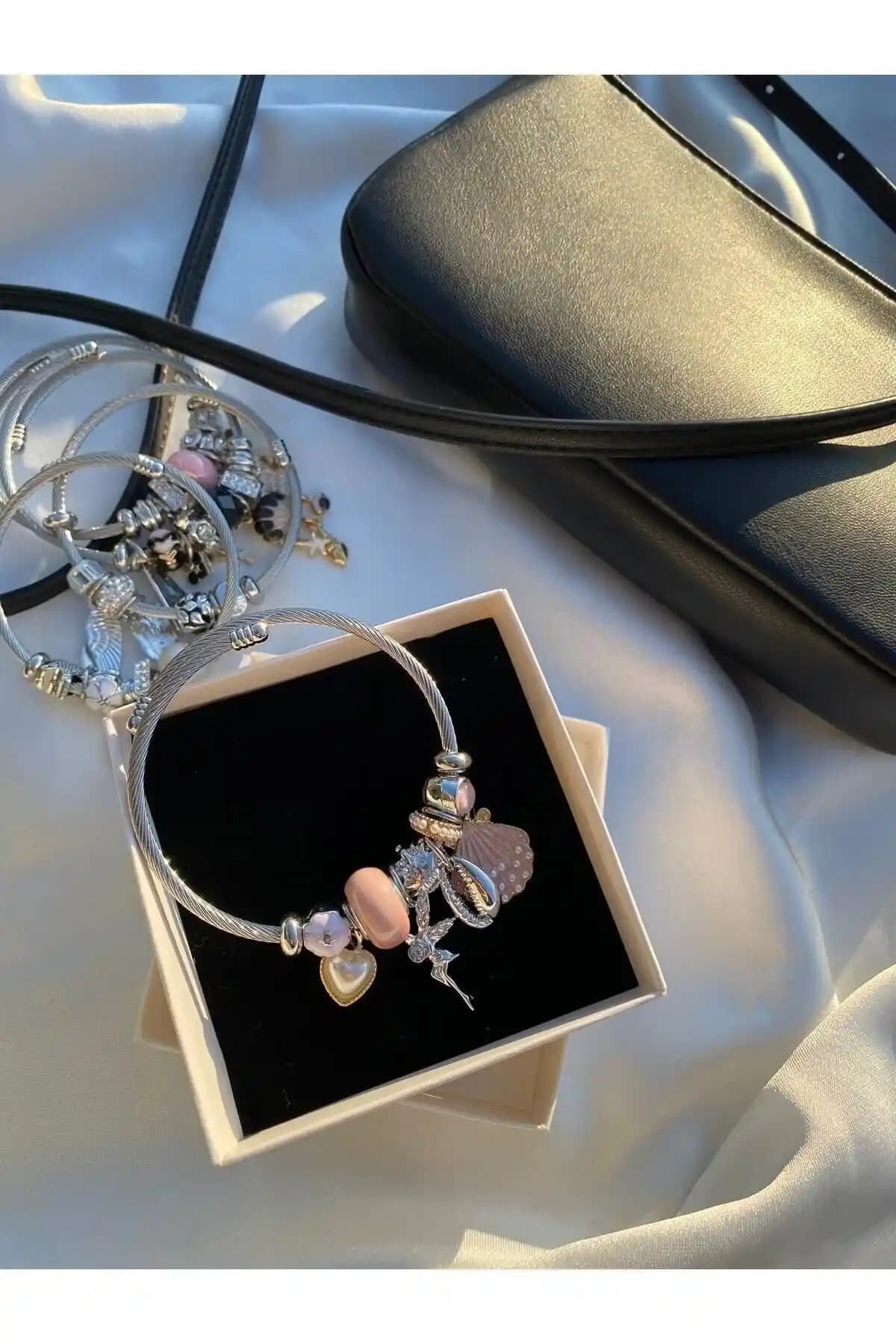 Moonjours ve Simay Aksesuar Çelik Charm Bileklik Karşılaştırması