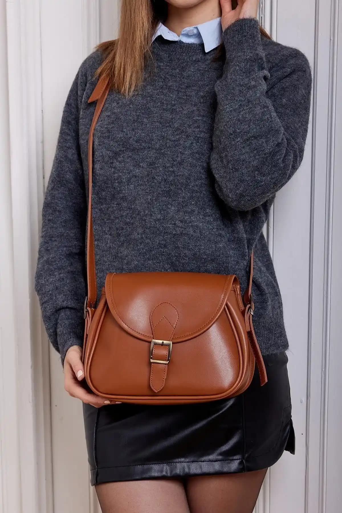 Mopia Kadın Taba Renk Büyük Boy Kapaklı Çapraz Askılı Suni Deri Çanta