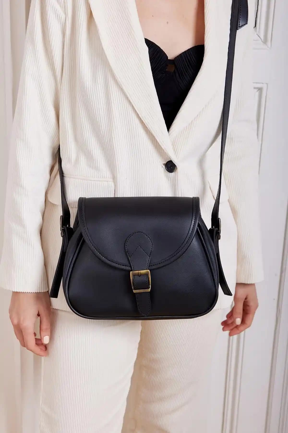 Mopia ve Nothing Kadın Çantaları Karşılaştırması: Stil ve Fonksiyonellik Analizi