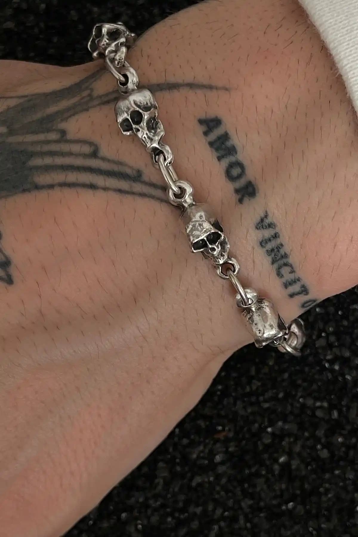 Motorcu ve dikkat çekici tasarımlara sahip bileklikler karşılaştırması