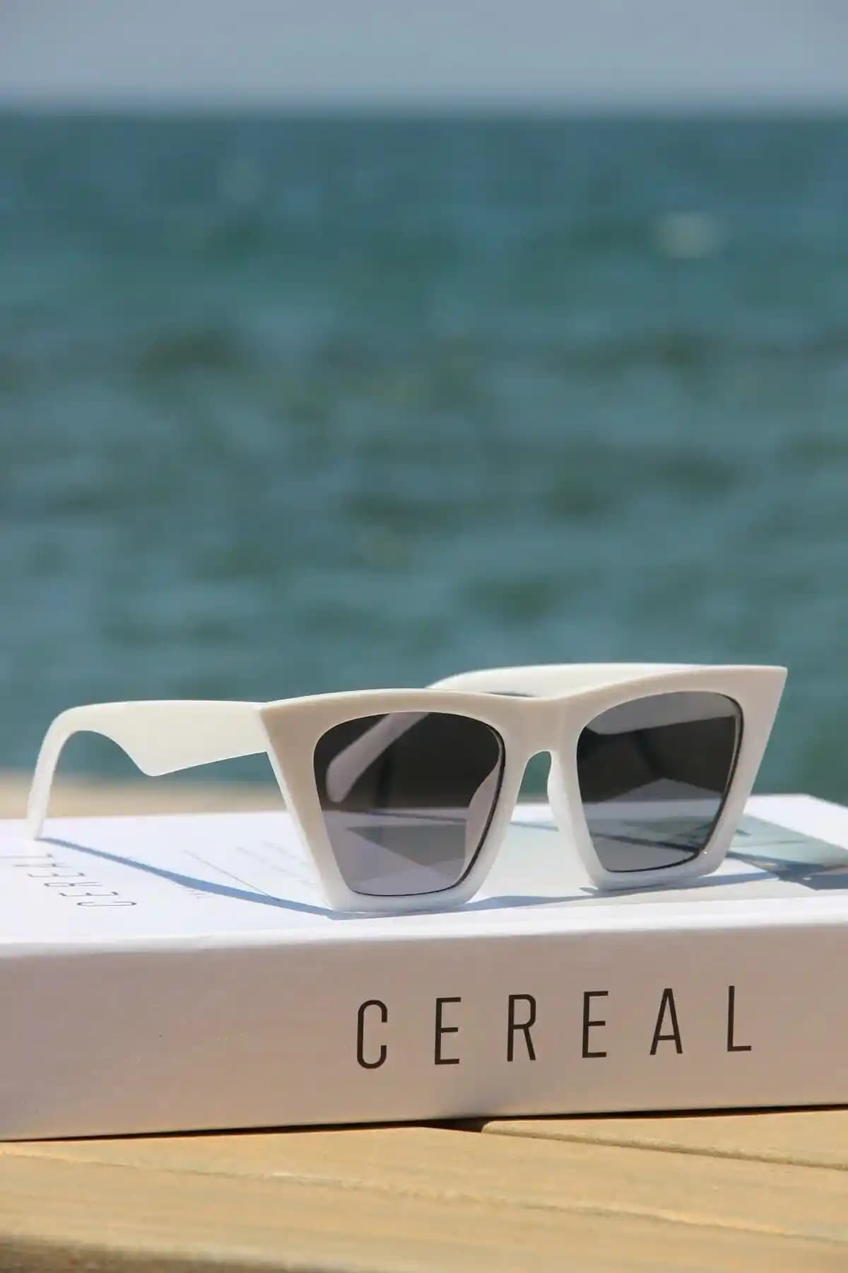 MUCE Concept Kadın Güneş Gözlüğü Siyah Cam Beyaz Çerçeve Modern Tasarım ve UV Koruma