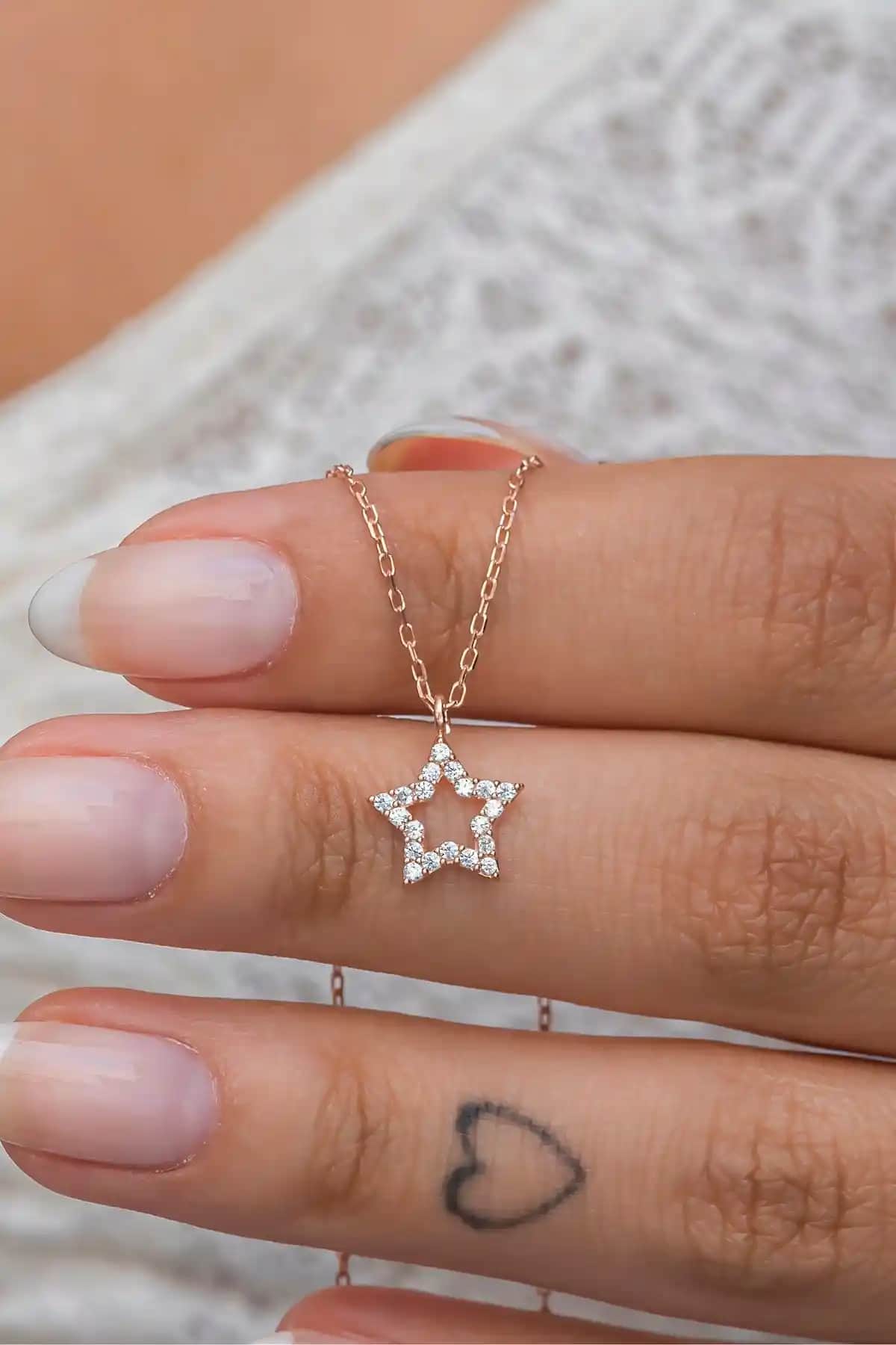 NEREZE 925 Ayar Güçüş Rose Minik Yıldız Model Kolye Şık ve Zarif Kadın Takısı
