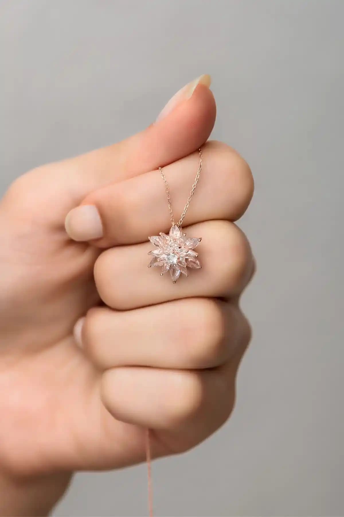 NEREZE 925 Ayar Gümüş Beyaz Lotus Çok Katmanlı Kolye Zarif ve Dayanıklı Tasarım