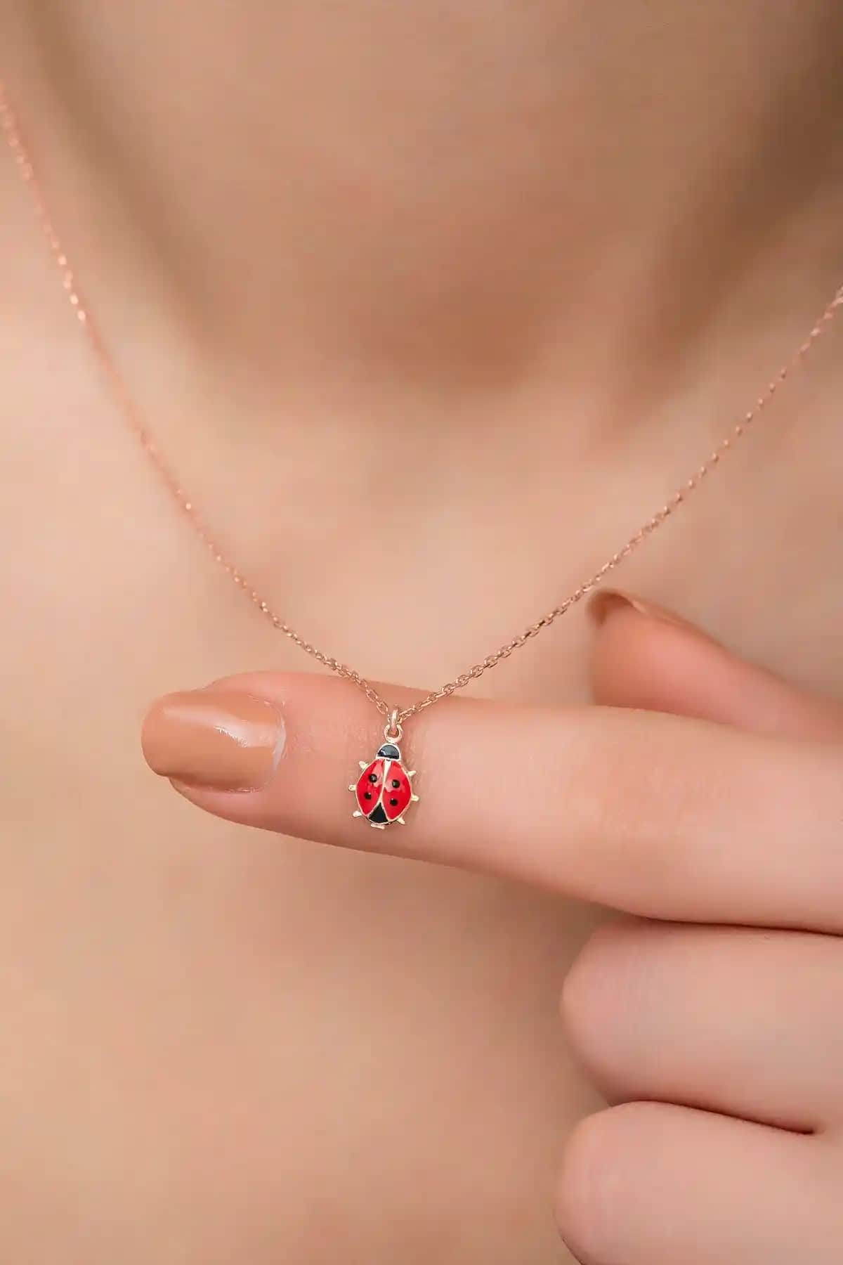 NEREZE 925 Ayar Gümüş Kırmızı Mineli Uğur Böceği Kolye Şıklık ve Anlam Bir Arada