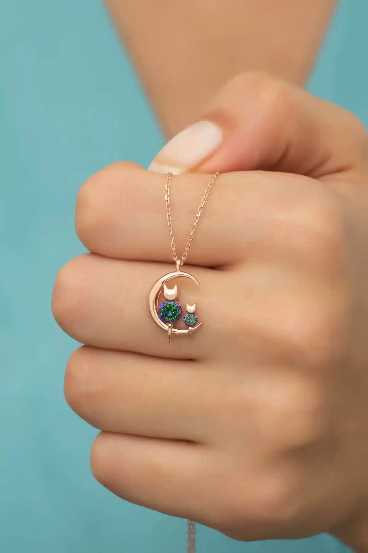 NEREZE 925 Ayar Gümüş Mistik Topaz Taşlı Kedi Ay Üzerinde Kolye