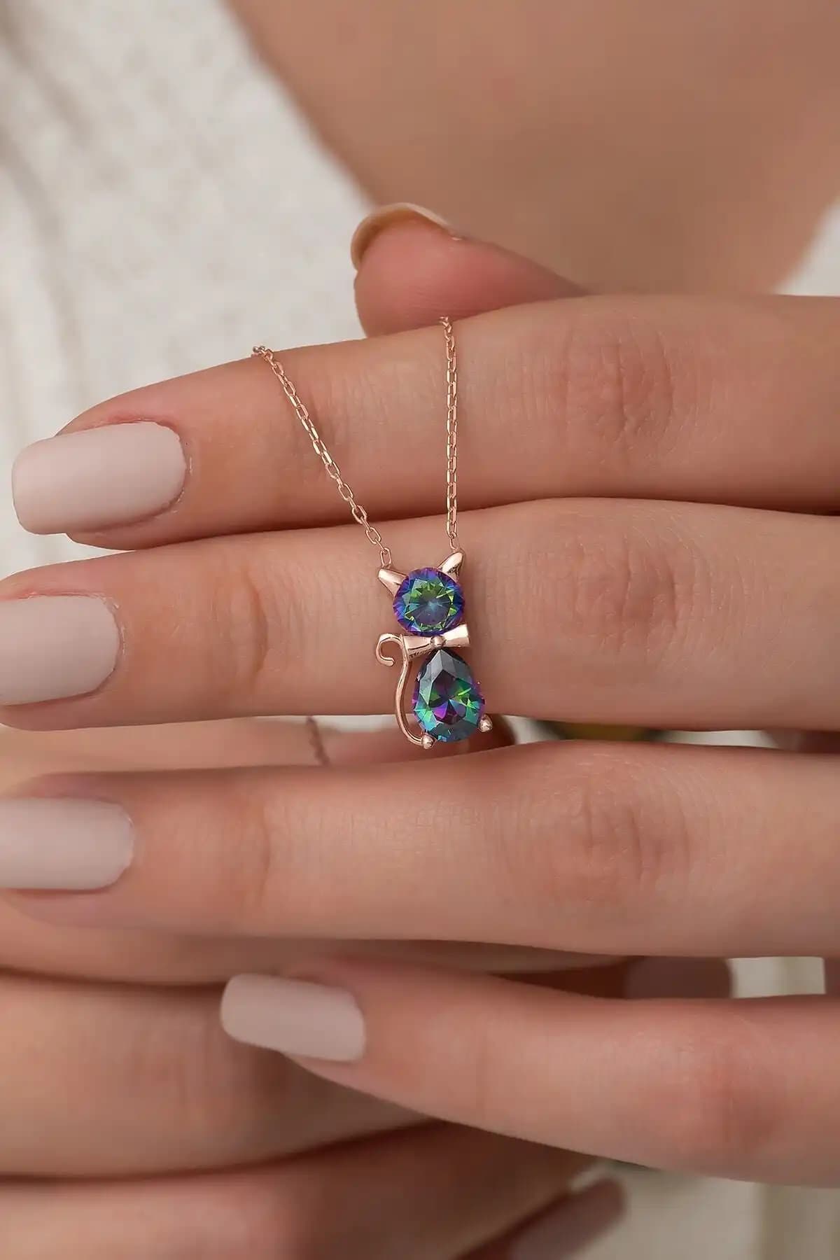 NEREZE 925 Ayar Gümüş Mistik Topaz Taşlı Kedi Kolye Şıklık ve Zarafetin Buluşması