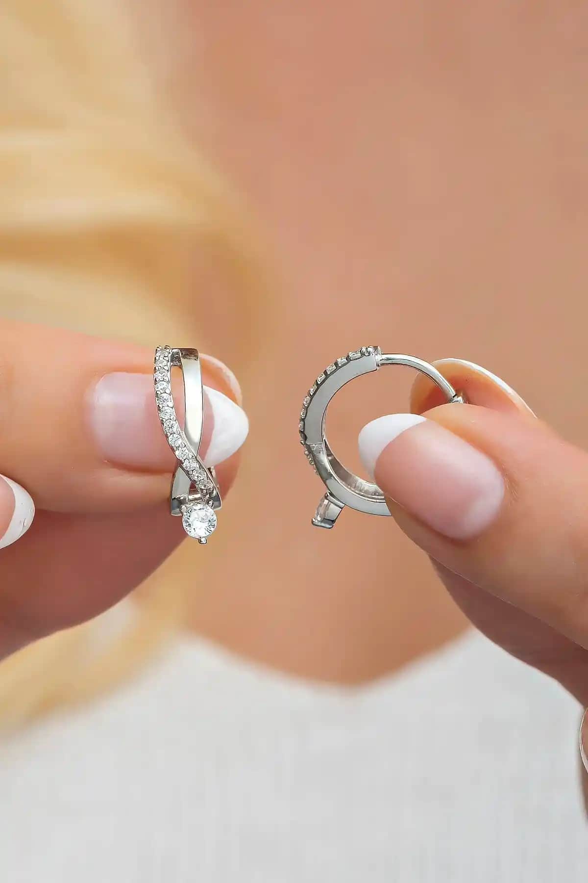 NEREZE 925 Ayar Gümüş Rodyumlu Tektaş Örgü Küpe Zarif ve Dayanıklı Tasarım