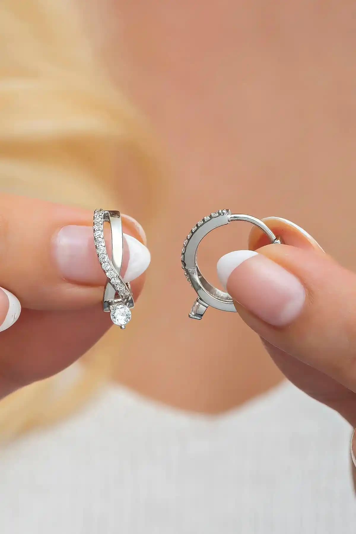 NEREZE 925 Ayar Gümüş Rodyumlu Tektaş Örgü Küpe Zarif ve Dayanıklı Tasarım