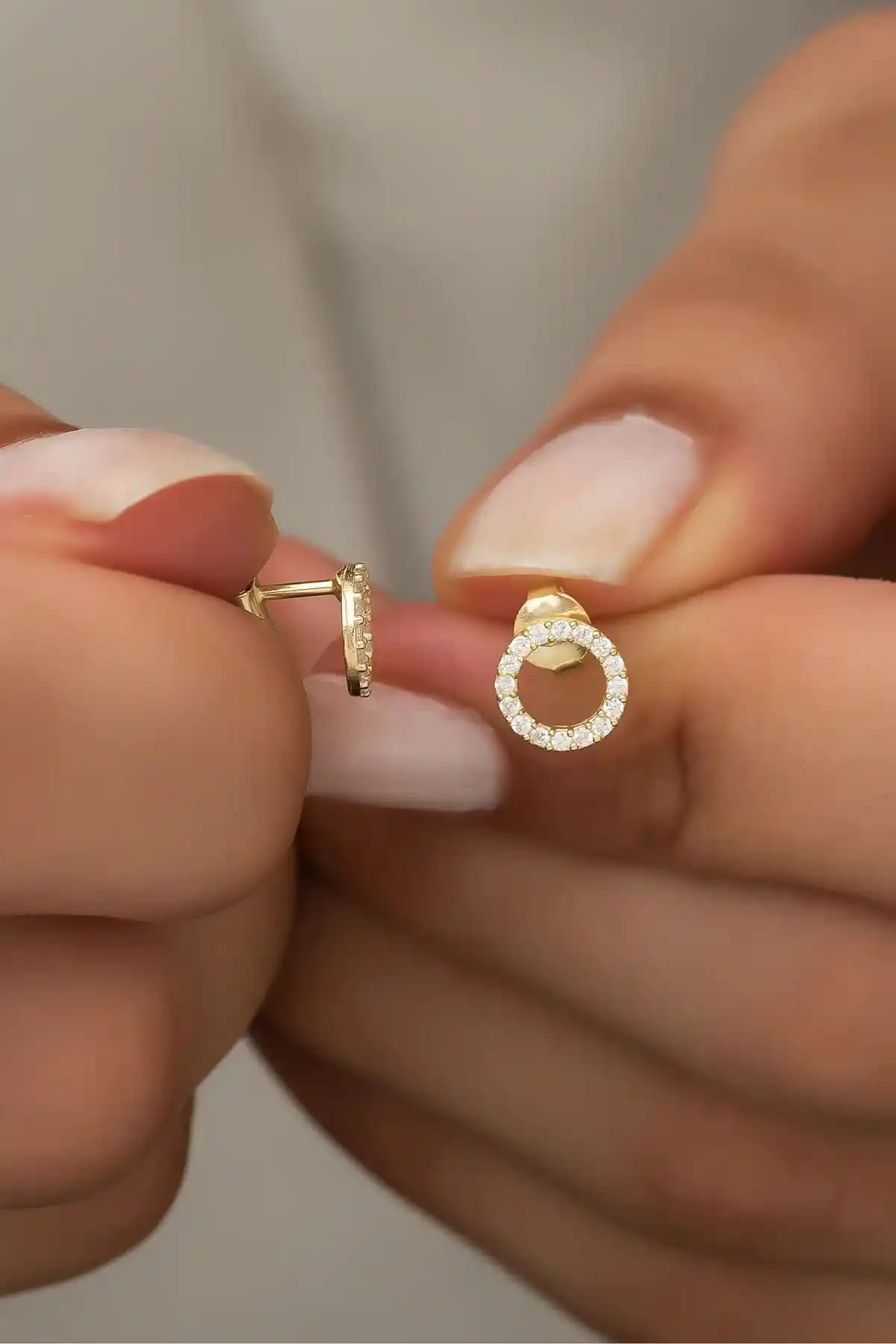 NEREZE 925 Ayar Gümüş ve Altın Kaplama Minik Yuvarlak Küpe, Zarif ve Hafif Tasarım