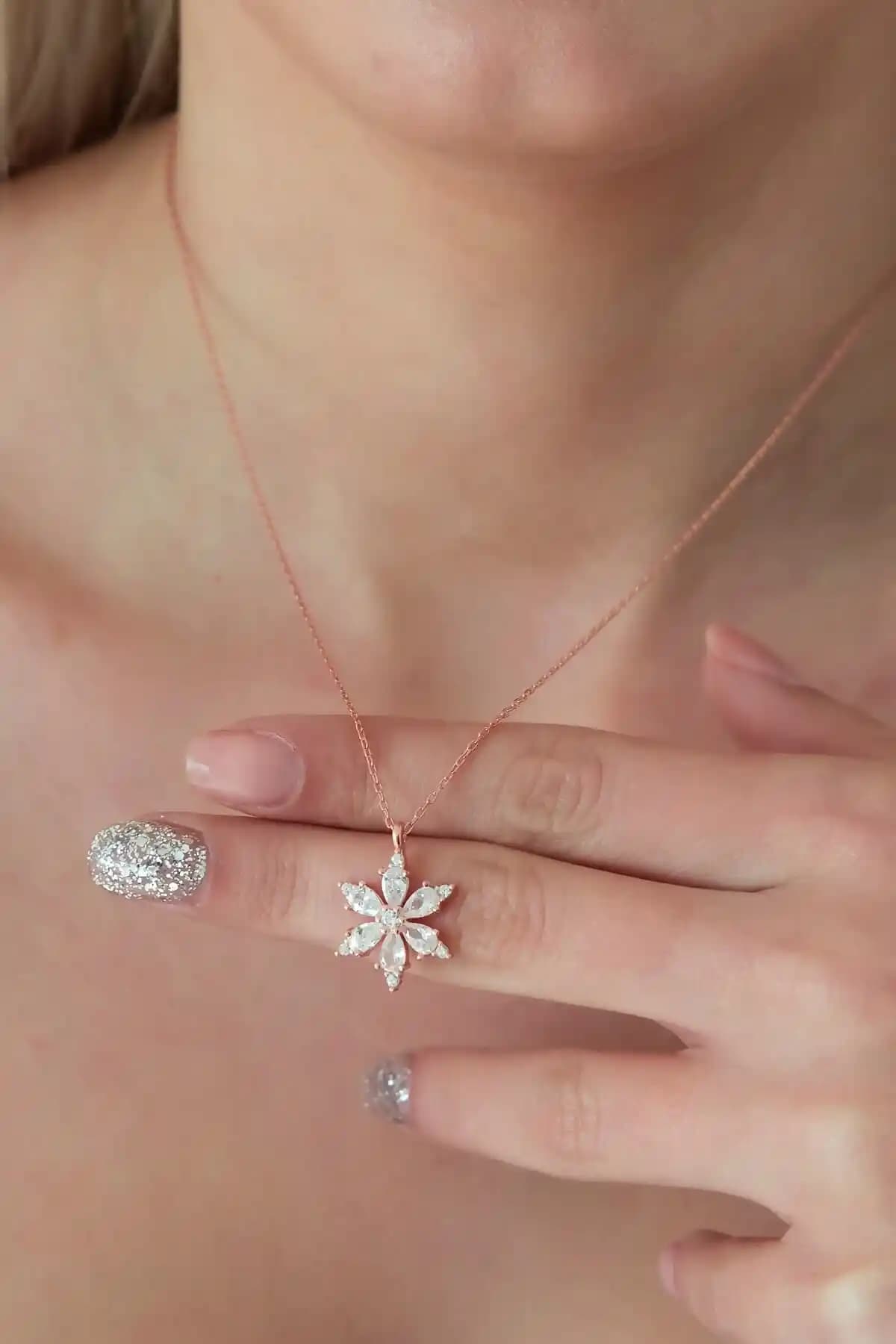 NEREZE Kadın 925 Ayar Beyaz Taşlı Çiçek Gümüş Kolye Şık ve Dayanıklı Tasarım